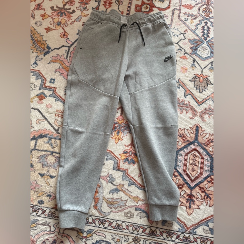 Nike Men’s Heather Gray Sweatpants